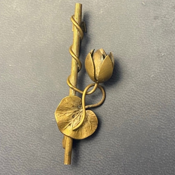 Beautiful Victorian Vintage Lotus Flower Lily Pad Brooch Pin. No markings. - Picture 1 of 5